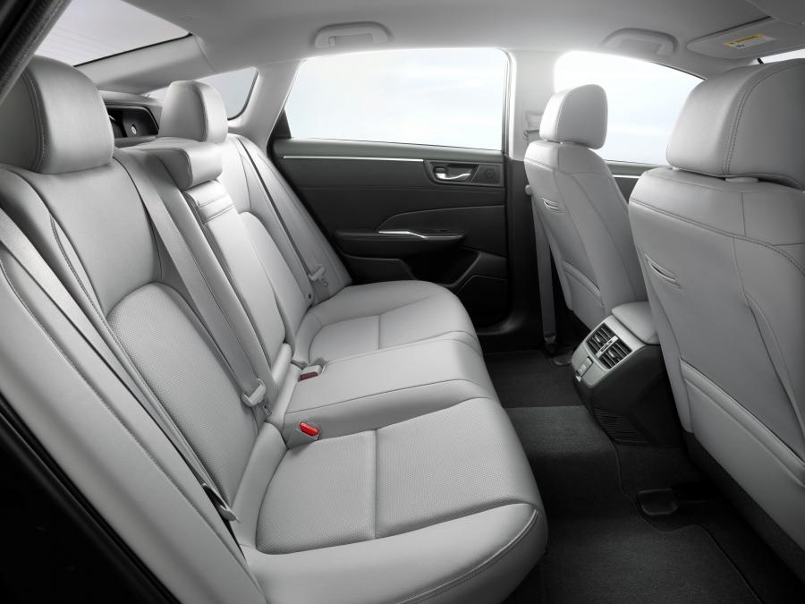 Интерьер Honda Clarity Electric 2017 года  (NA) (фото 4 из 16)